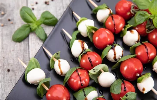 Aromatische Tomaten-Basilikum-Spieße