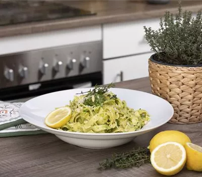 Tagliatelle mit Thymian-Zitronen-Pesto